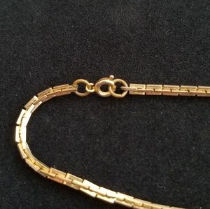 Vintage gold tone 3d necklace